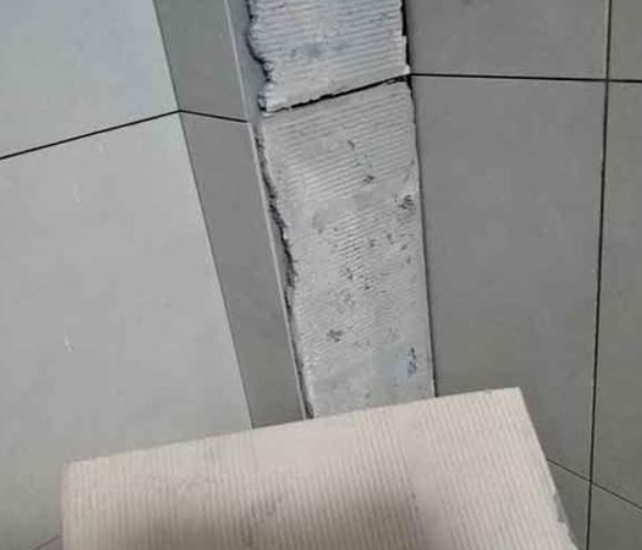 工农瓷砖空鼓维修公司分享下厨房瓷砖脱落的补救措施。